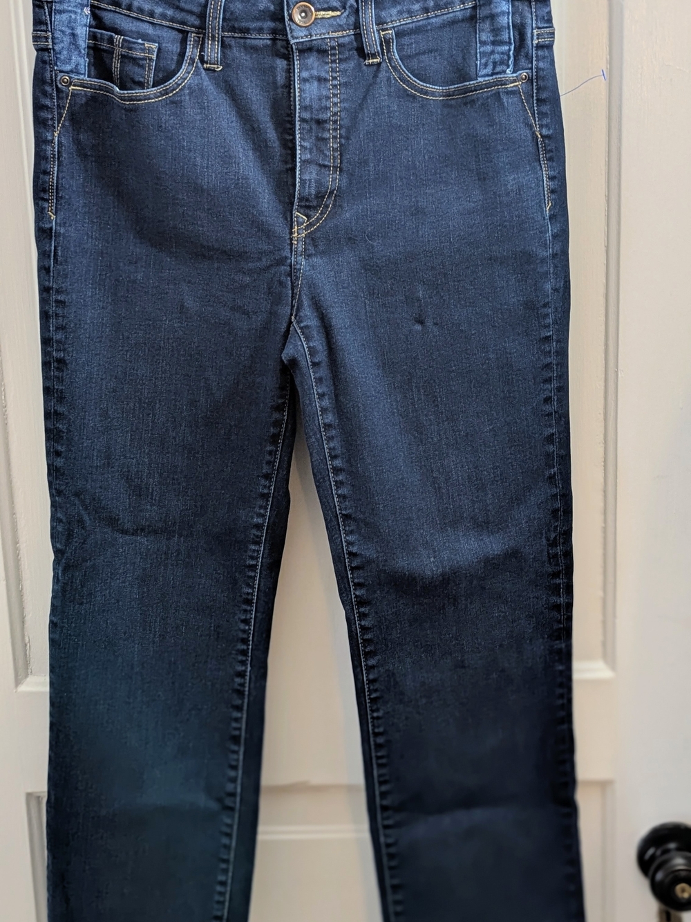 Women's Straight Leg Jeans in Dark Blue Wash